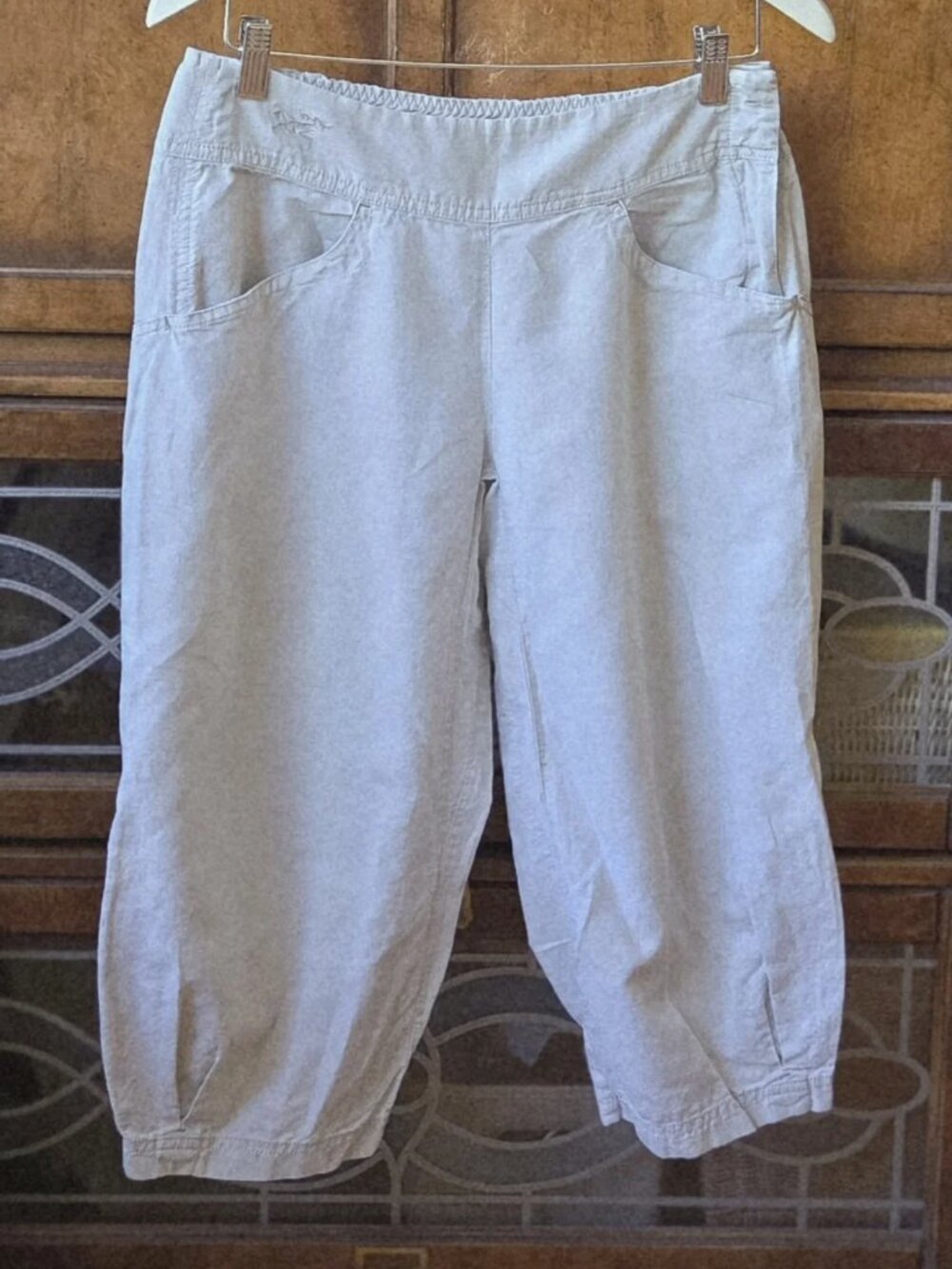Arcteryx light taupe-colored Capri Arcteryx - Picture 2 of 8
